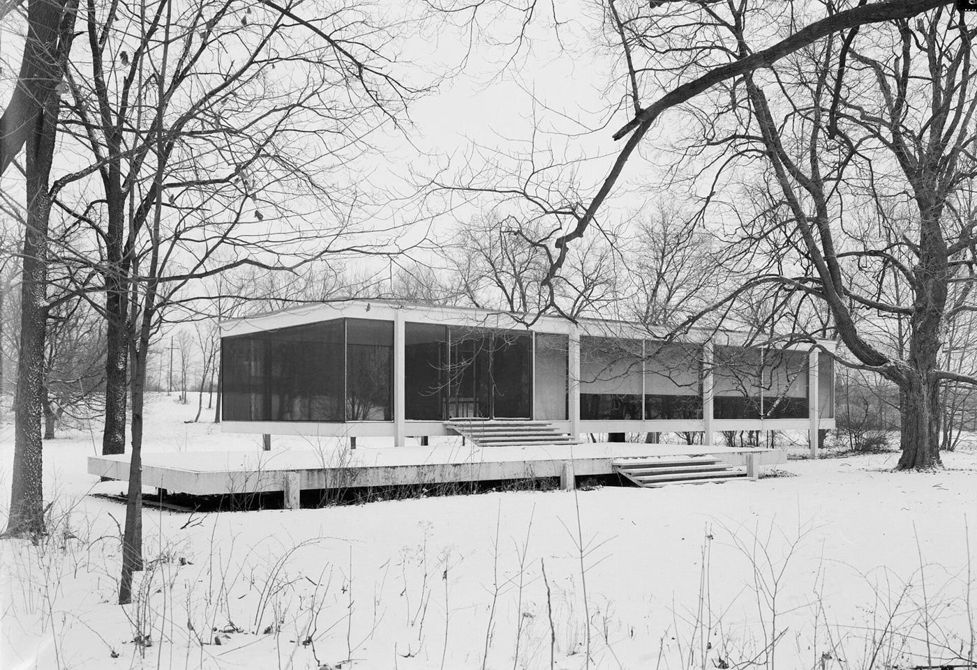The Edith Farnsworth House by Ludwig Mies van der Rohe (1951), seen from the southwest in 1971. A building of 